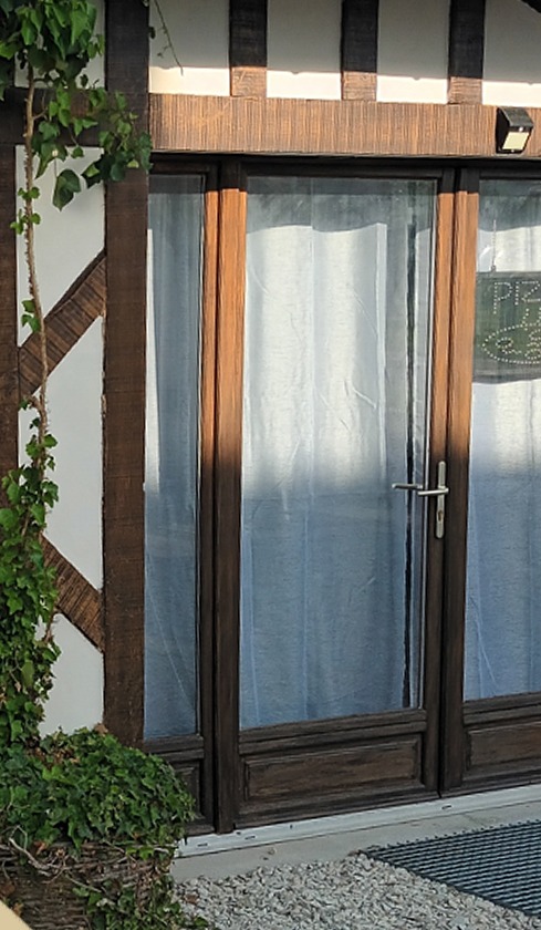 Façade de la Villa Del Parco, colombages et lierre